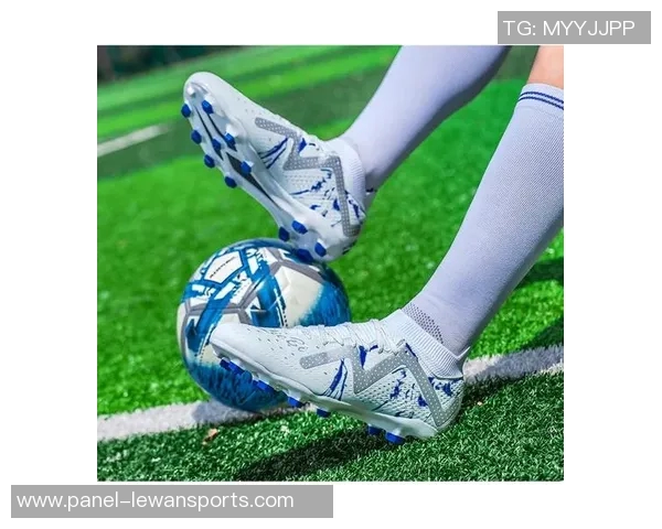 tf足球鞋是提升球场表现的理想选择，助你轻松掌控比赛节奏与技巧